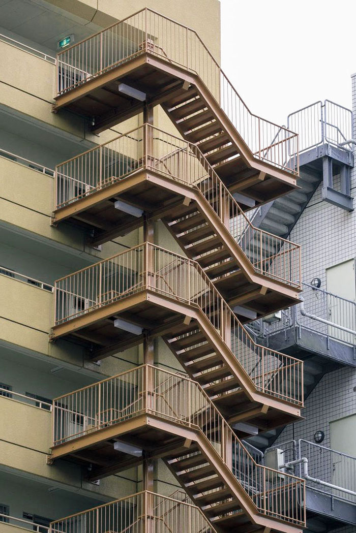 Cầu thang thoát hiểm bằng sắt ngoài trời